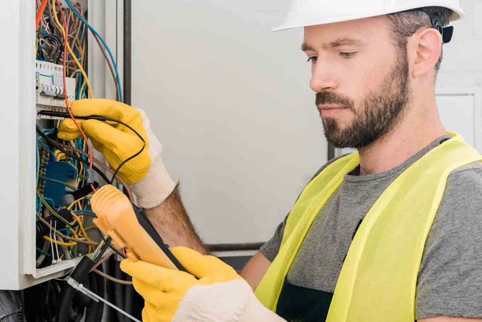 Servibai técnico realizando el mantenimiento eléctrico en un edificio